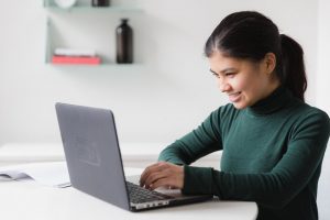 Jeune femme heureuse sur un ordinateur